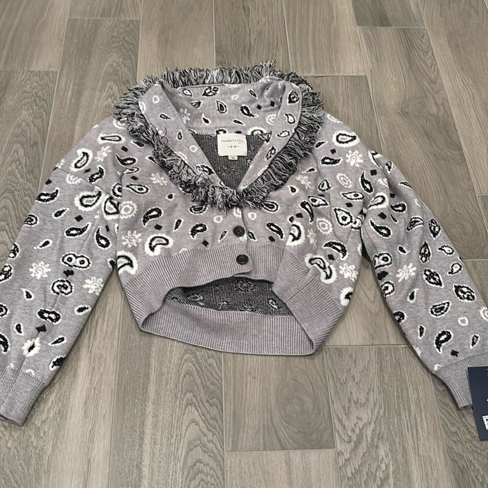 NWT Habitual Girl Gray Cropped Sweater Size 16
